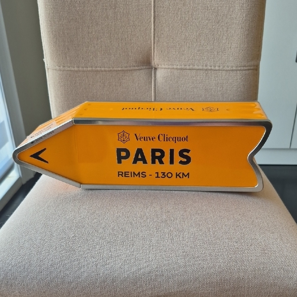 Veuve Clicquot PARIS Destination Arrow Champagne Tin COLLECTOR